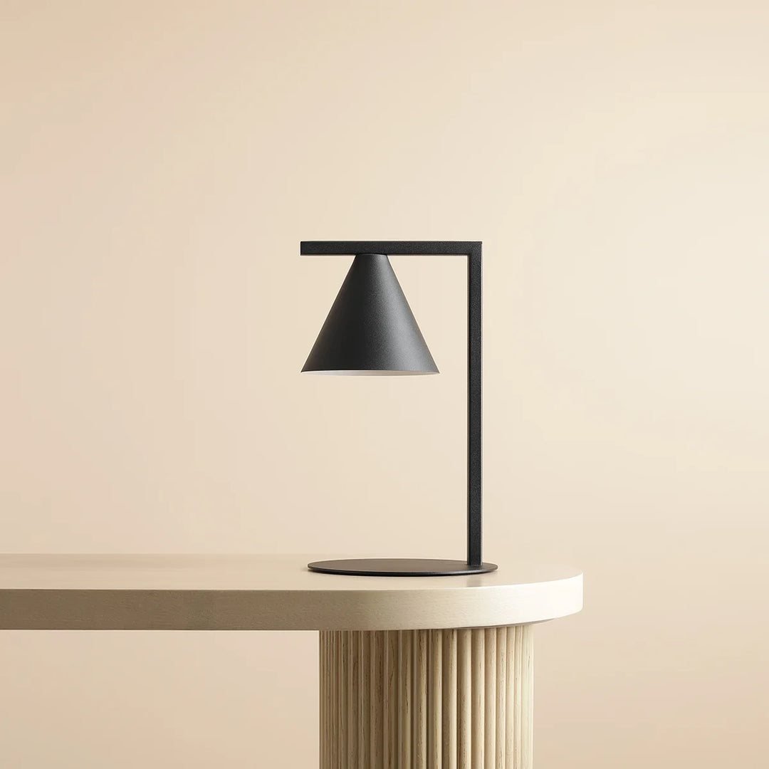 Produktbillede af Frigg- Bordlampe i sort metal på tilbud i høj kvalitet