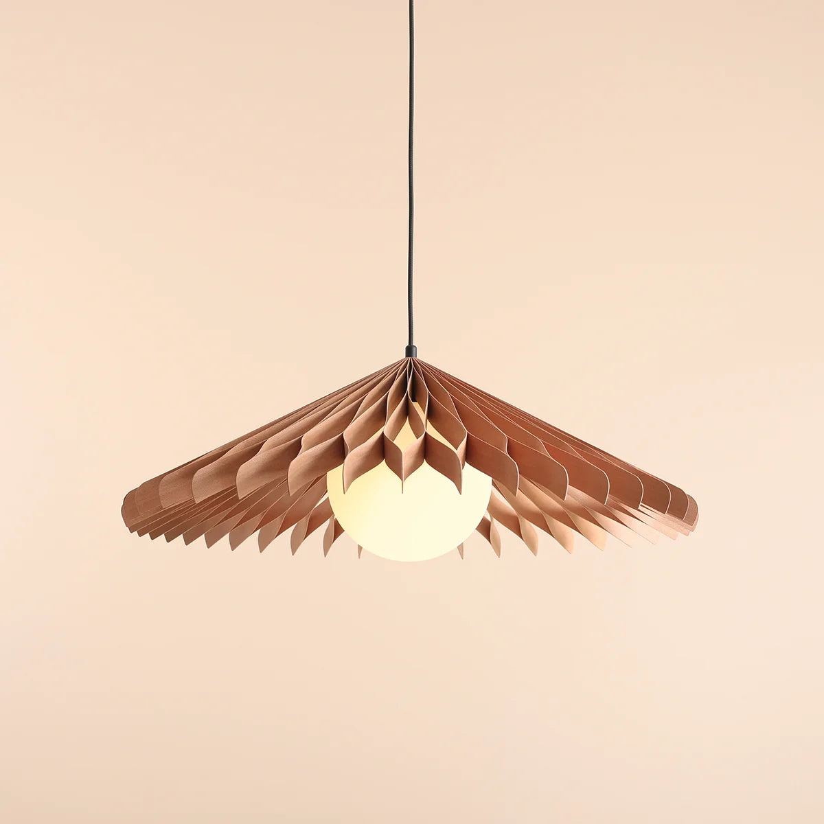 Produktbillede af Nightfall Pendel i bøgetræ og hvidt glas diameter 69 cm. på tilbud i høj kvalitet