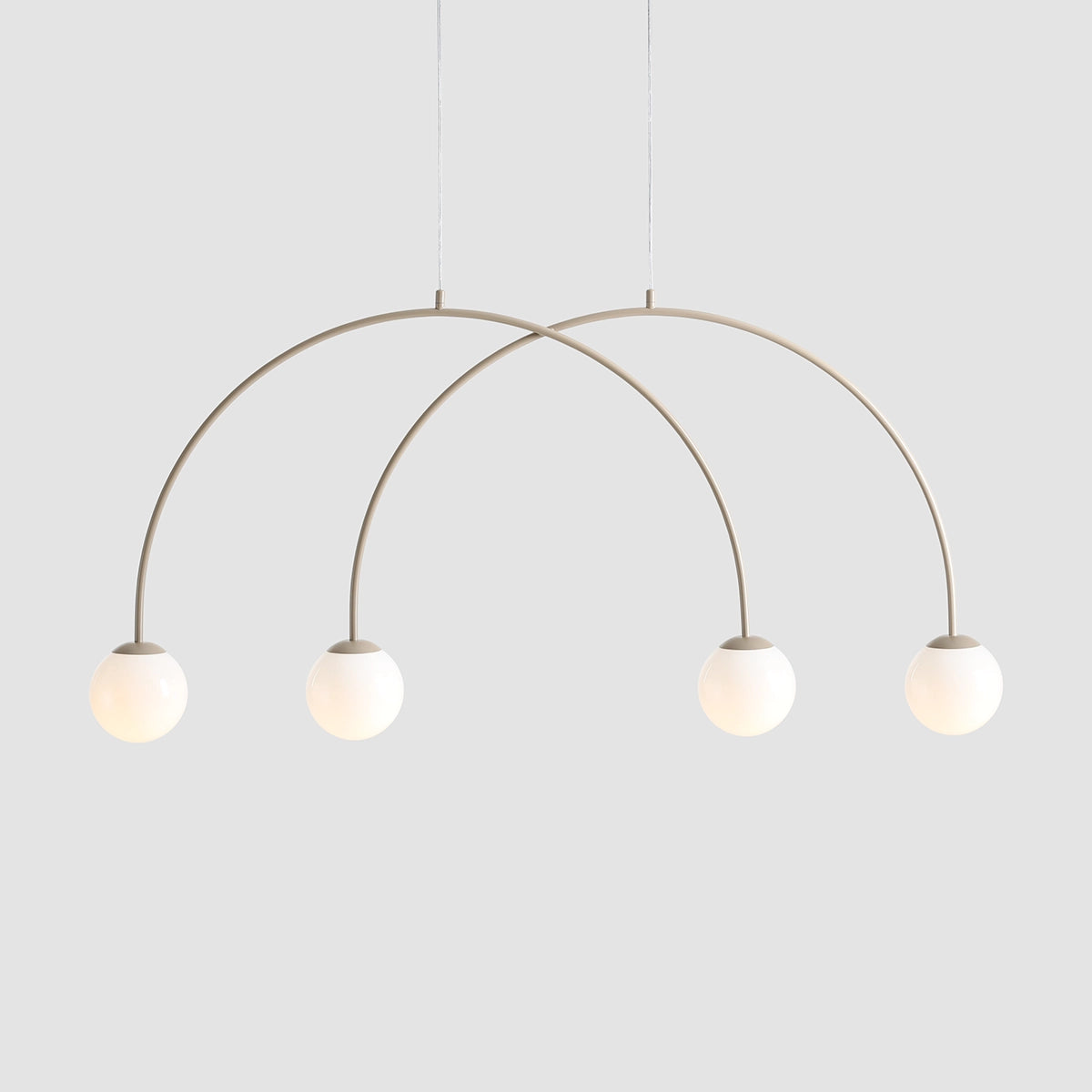 Produktbillede af Twiggy Loftlampe i beige farvet metal og 4 hvide glaskupler bredde 130 cm. på tilbud i høj kvalitet