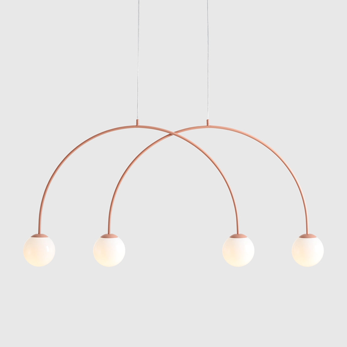 Produktbillede af Twiggy Loftlampe i koral farvet metal og 4 hvide glaskupler bredde 130 cm. på tilbud i høj kvalitet