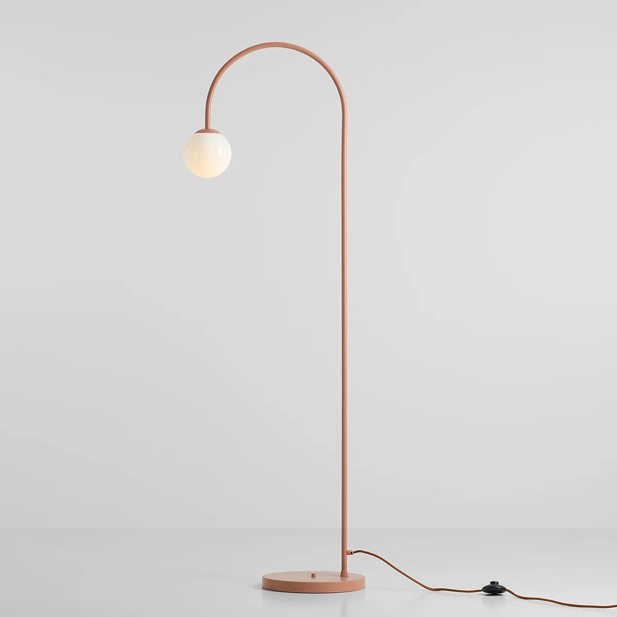Produktbillede af Twiggy Gulvlampe i koral farvet metal og hvidt glas på tilbud i høj kvalitet