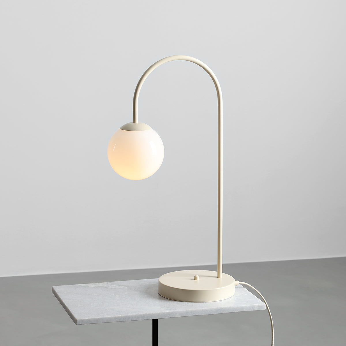 Produktbillede af Twiggy Bordlampe i cremefarvet metal og hvidt glas på tilbud i høj kvalitet
