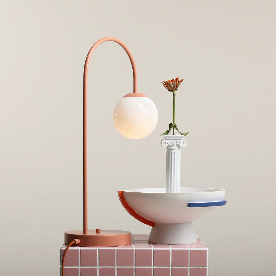 Produktbillede af Twiggy Bordlampe i koral farvet metal og hvidt glas på tilbud i høj kvalitet