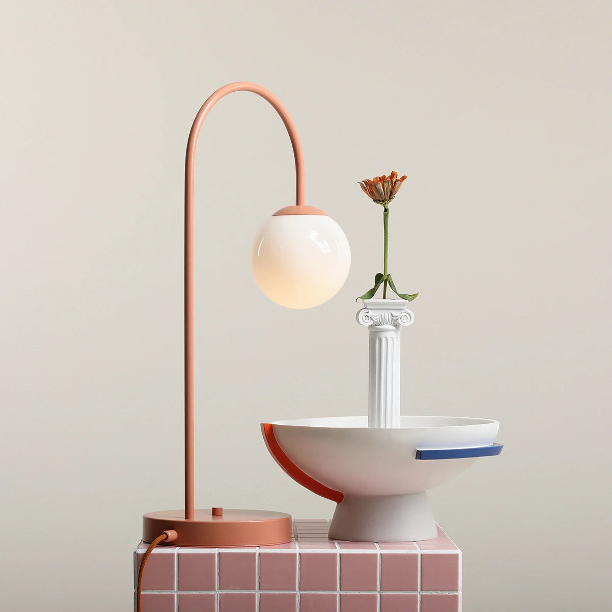 Produktbillede af Twiggy Bordlampe i koral farvet metal og hvidt glas på tilbud i høj kvalitet