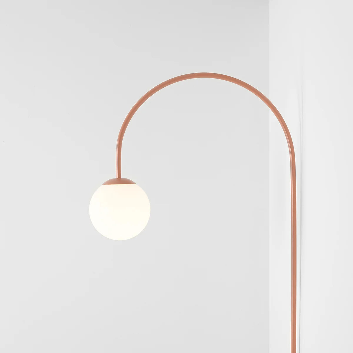 Produktbillede af Twiggy Væglampe i koral farvet metal og hvidt glas på tilbud i høj kvalitet