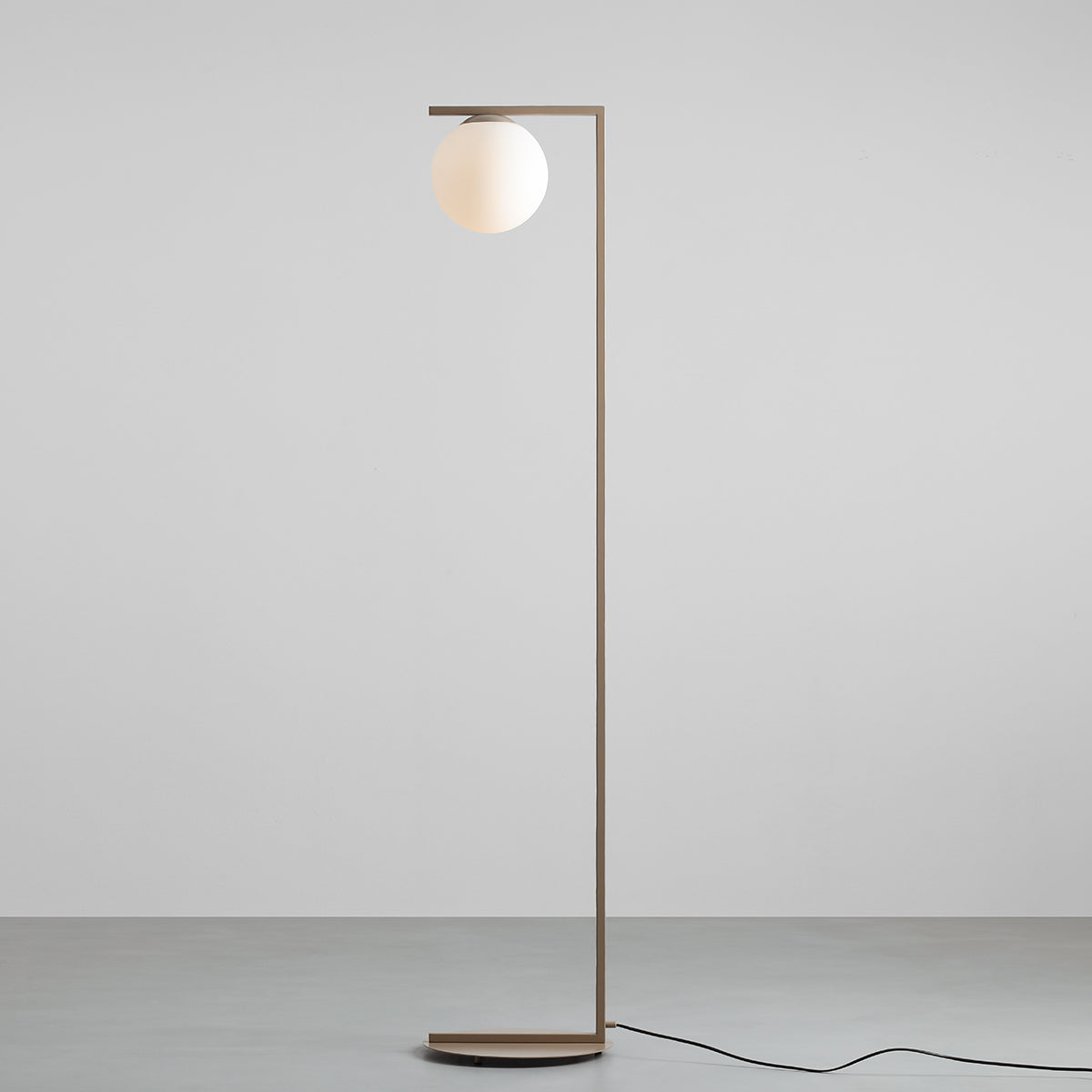 Produktbillede af Moma Gulvlampe i beige metal og hvidt glas på tilbud i høj kvalitet