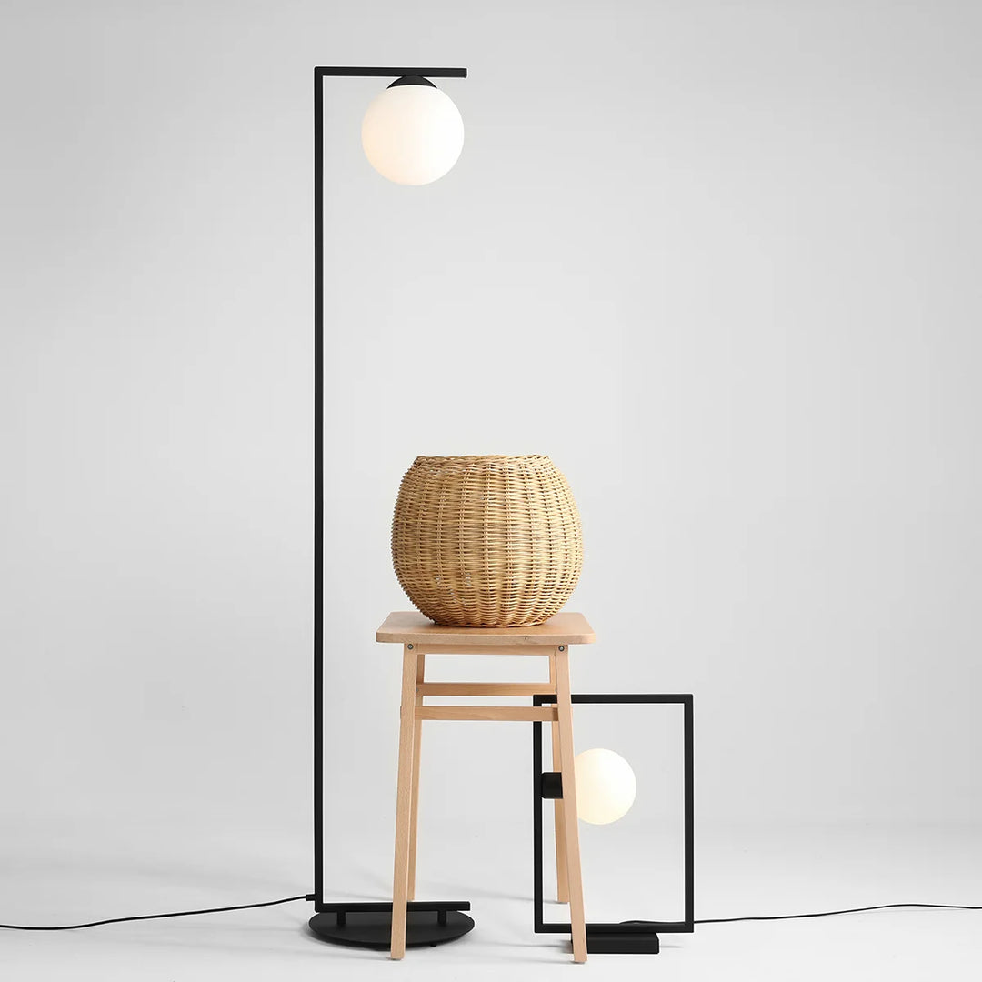 Produktbillede af Moma Gulvlampe i sort metal og hvidt glas på tilbud i høj kvalitet
