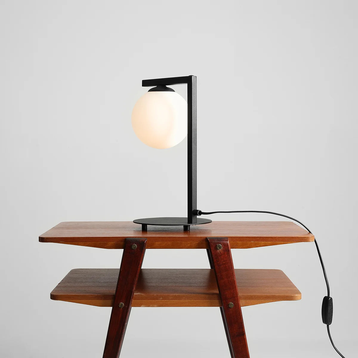 Produktbillede af Moma Bordlampe i sort metal og hvidt glas på tilbud i høj kvalitet