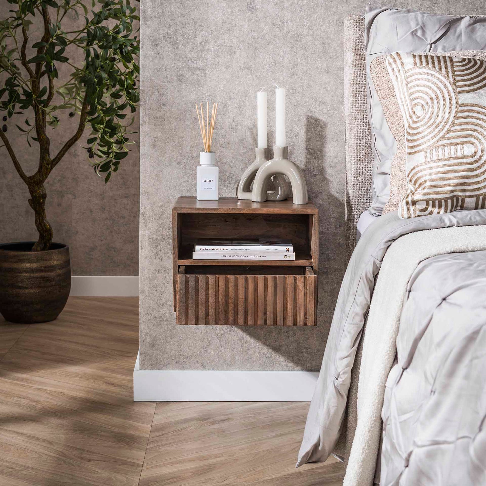 Produktbillede af Marron Sengebord i brun massiv akacietræ med skuffe på tilbud i høj kvalitet