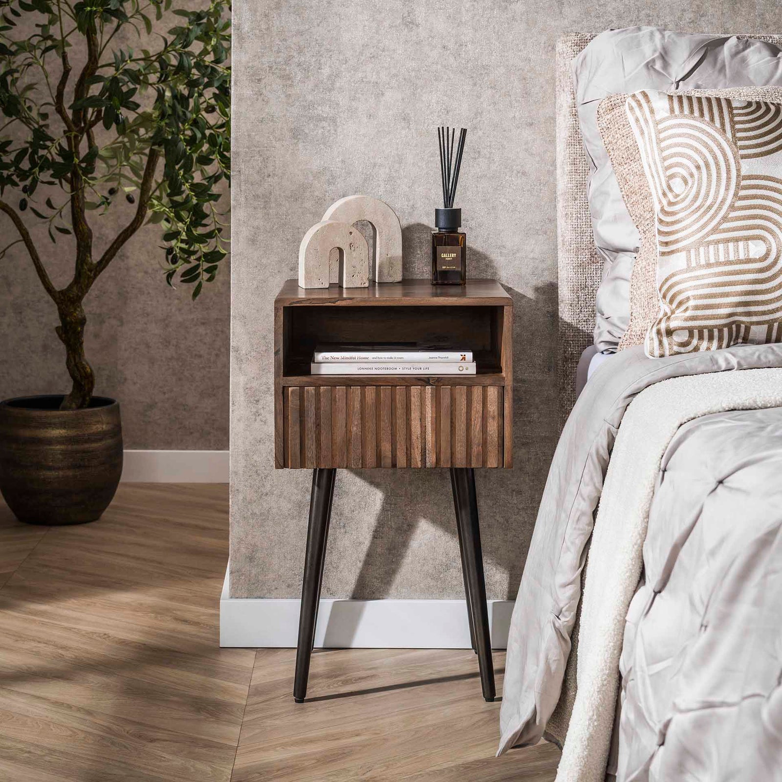 Produktbillede af Marron Sengebord i brun massiv akacietræ med skuffe og metalben på tilbud i høj kvalitet