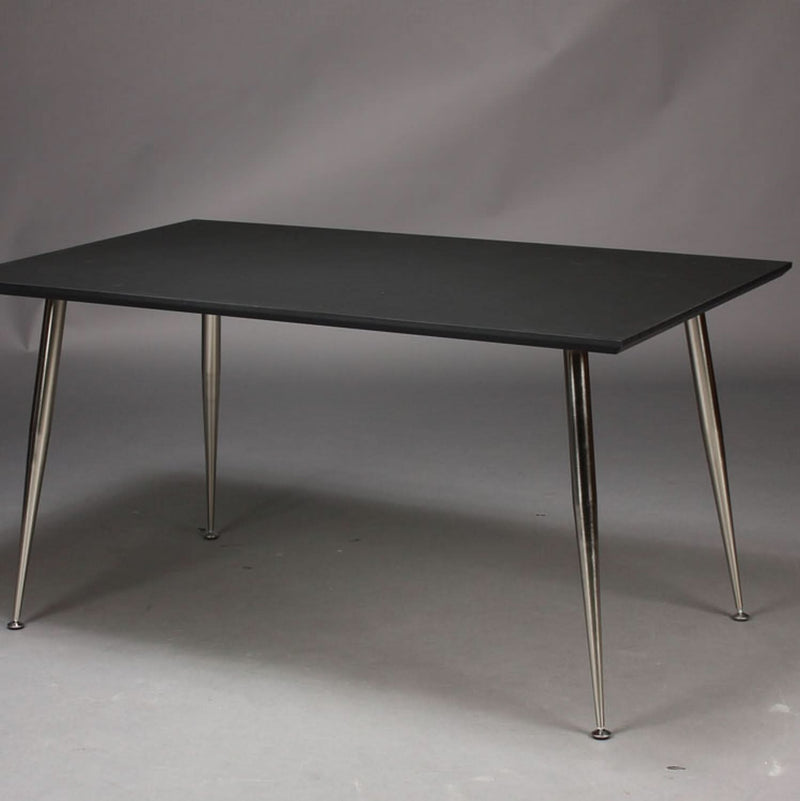 billigt skrivebord på udsalg! Sort højtrykslaminat, metal ben, 130 x 70 cm. Hurtig levering, tilbud og billig fragt. Spar op til 66%!
