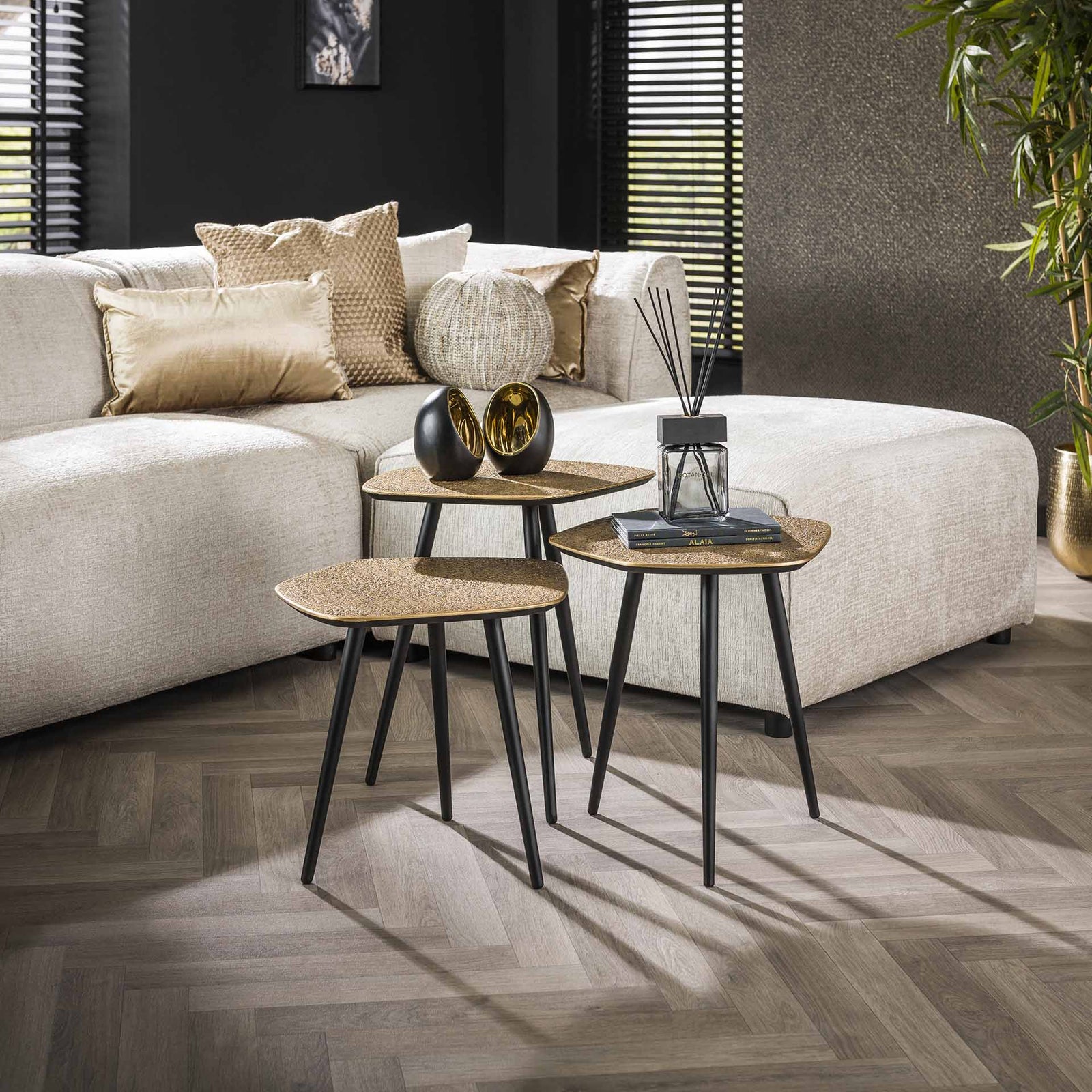 billigt Hawn sofabordssæt i antik bronze på udsalg! 3-nordic tilbyder hurtig levering, 1-2 hverdage. Spar op til 58% på moderne design.