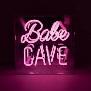 Produktbillede af Neon Babe Cave Skilt på tilbud – premium kvalitet og detaljer