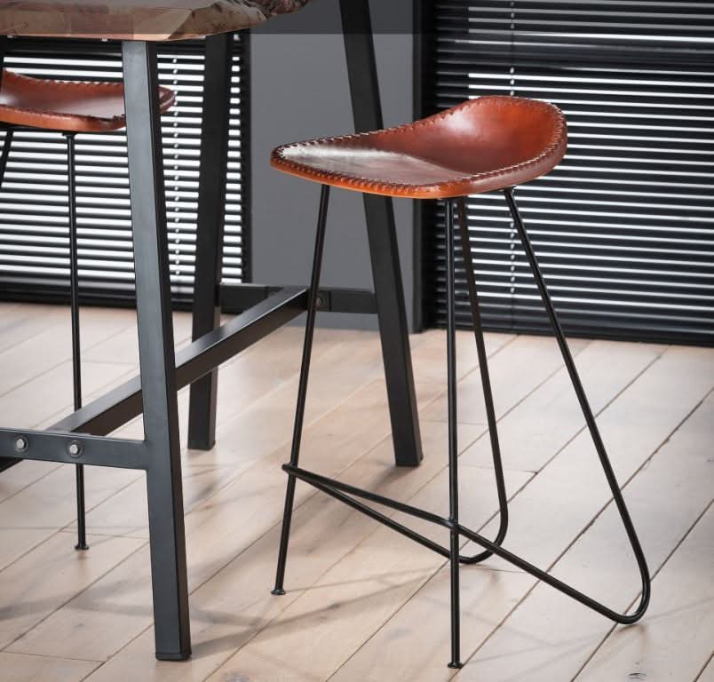 billigt tilbud på 4 barstole i metal og brunt læder! Udsalg på 3-nordic.com - Hurtig levering, billig fragt. Spar op til 65%!
