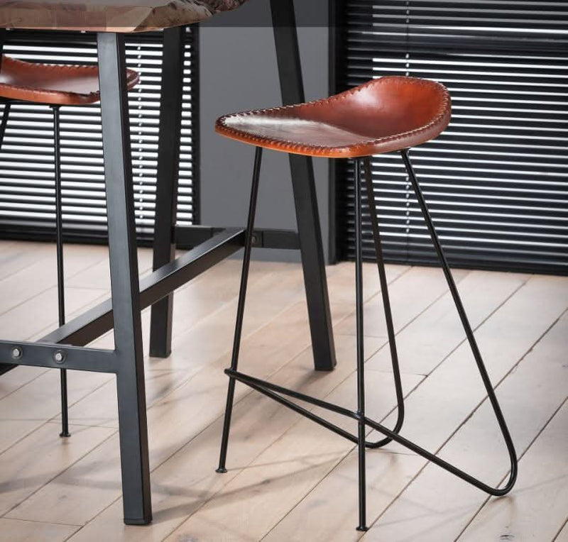 billigt tilbud på 4 barstole i metal og brunt læder! Udsalg på 3-nordic.com - Hurtig levering, billig fragt. Spar op til 65%!