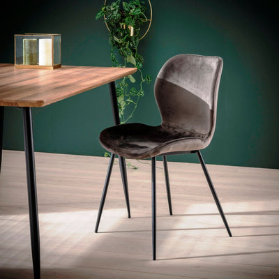 billigt tilbud på Blues- 4 Spisebordsstole i antracit grå velour og metal. Udsalg på 3-nordic. Køb online nu! Hurtig levering: 1-2 hverdage. Spar op til 54%.