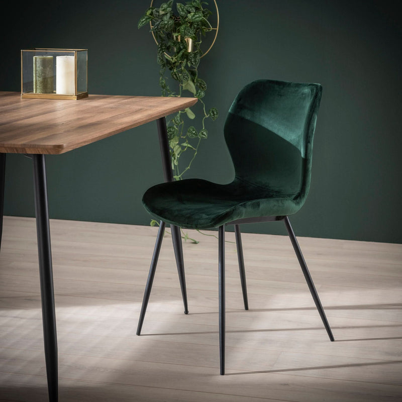 billigt tilbud på Blues- 4 Spisebordsstole i grøn velour og metal! Udsalg på 3-nordic. Køb online nu! Hurtig levering: 1-2 hverdage. Varenummer: 3NDC-2909. Spar op til 56%.