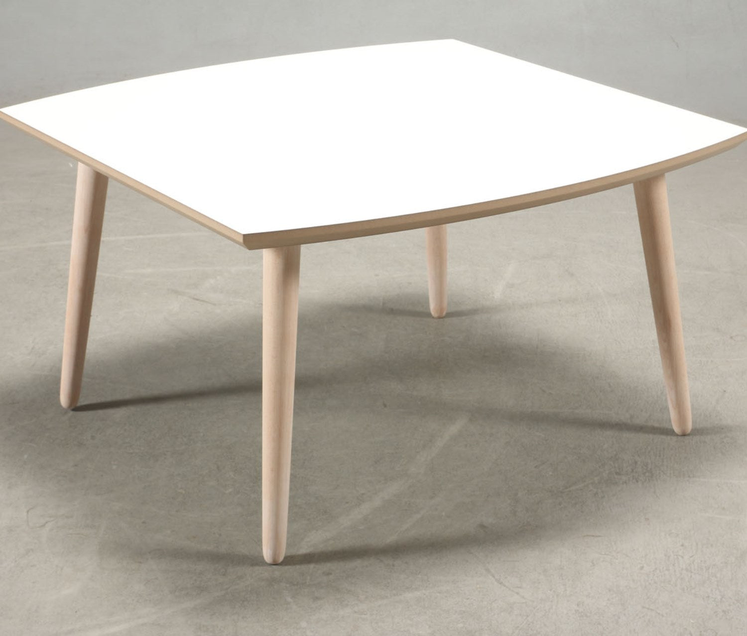 Produktbillede af Boot Sofabord i hvid laminat med egeben vælg mellem 4 størrelser 90 x 90 cm Højde 45 cm på tilbud i høj kvalitet
