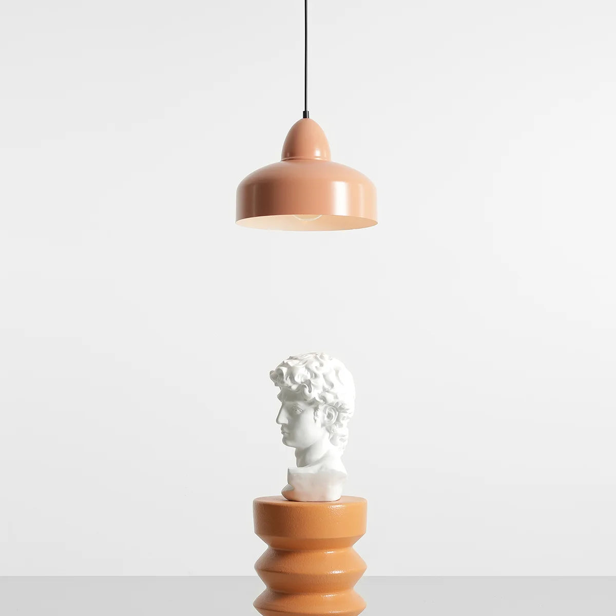 Produktbillede af Kosmo Loftlampe i koralrød metal på tilbud i høj kvalitet