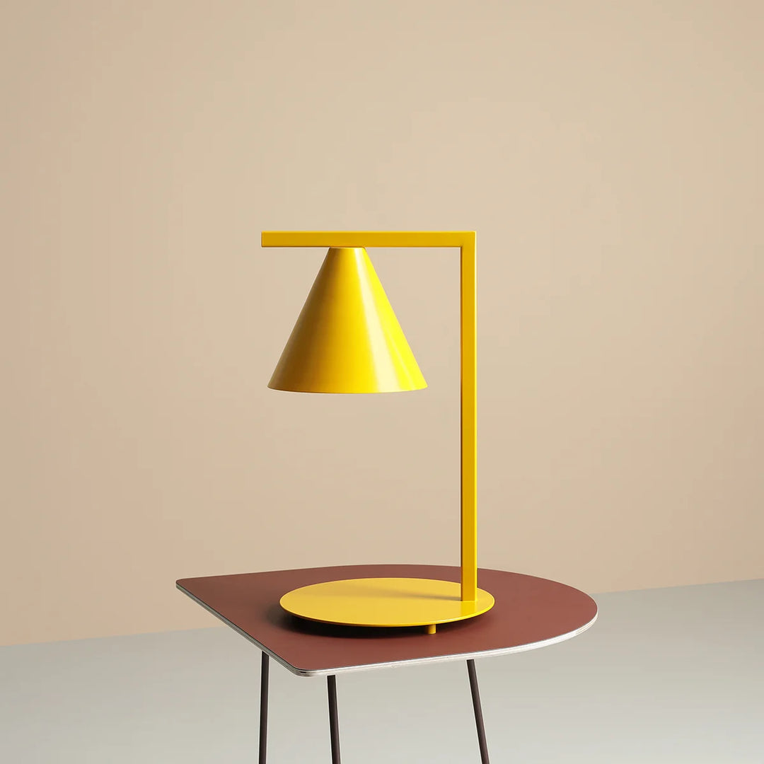 Produktbillede af Frigg- Bordlampe i sennepsgul metal på tilbud i høj kvalitet