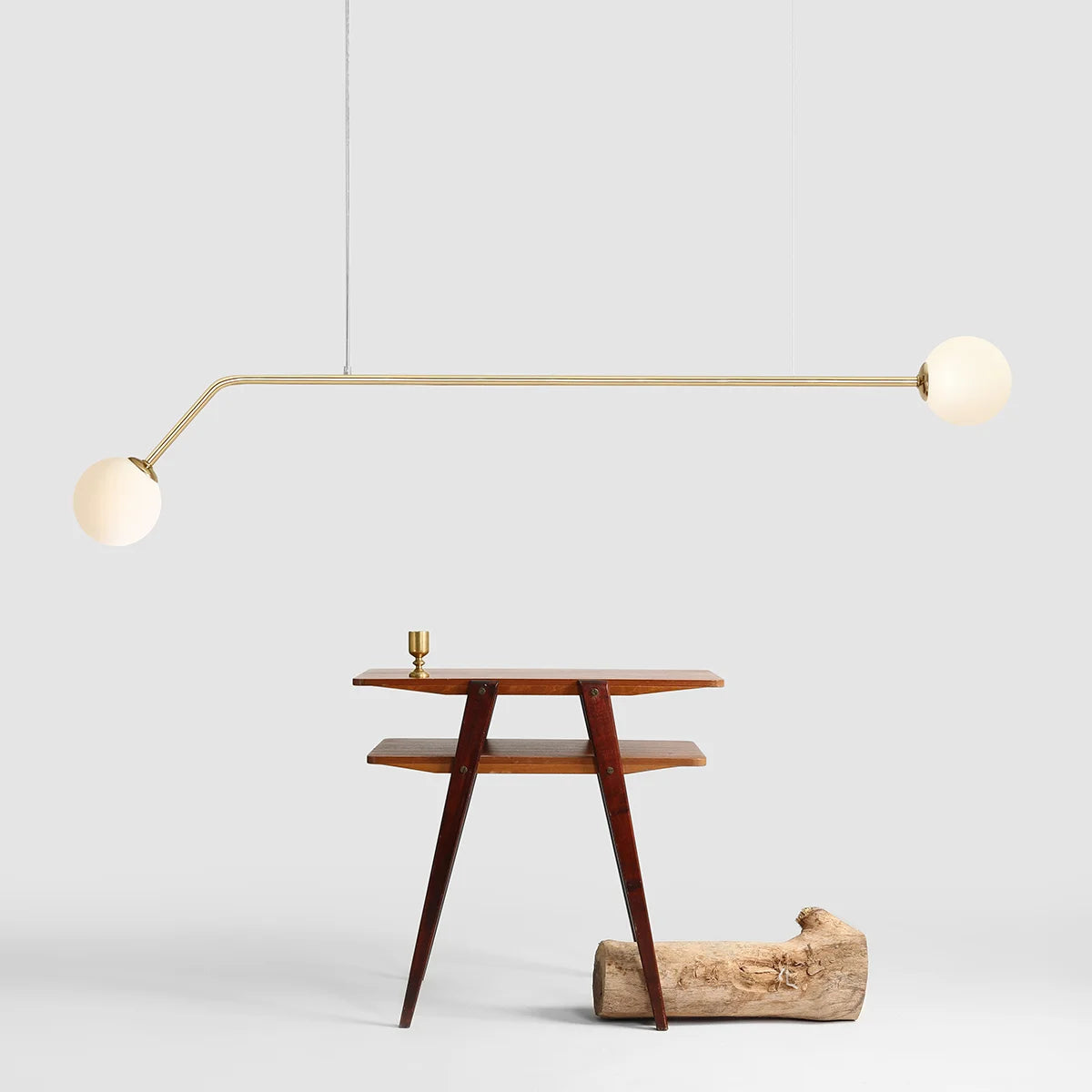 Produktbillede af Limelight Loftlampe i guldfarvet metal og hvidt glas bredde 150 cm på tilbud i høj kvalitet