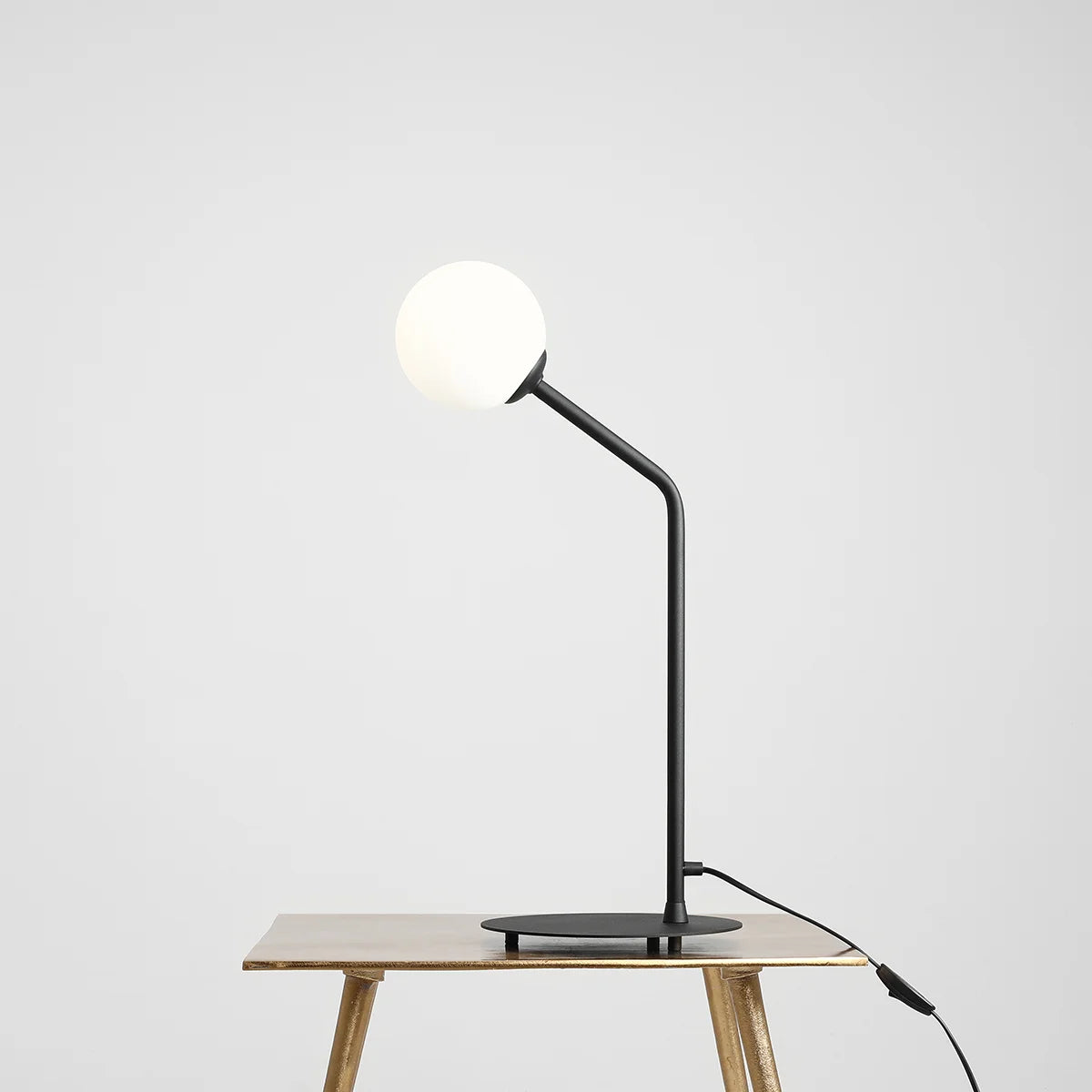 Produktbillede af Limelight Bordlampe i sort metal og hvidt glas på tilbud i høj kvalitet