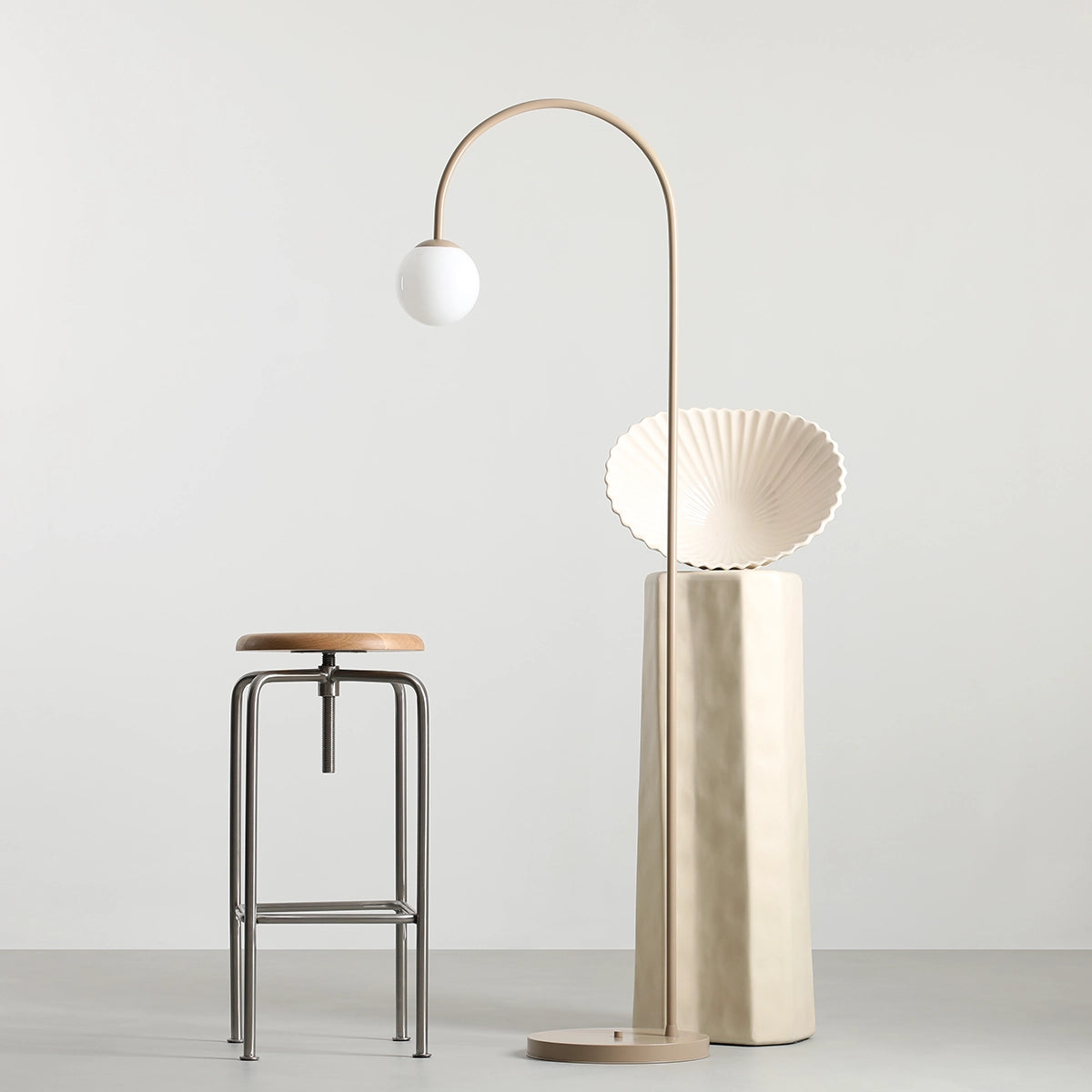 Produktbillede af Twiggy Gulvlampe i beige metal og hvidt glas på tilbud i høj kvalitet