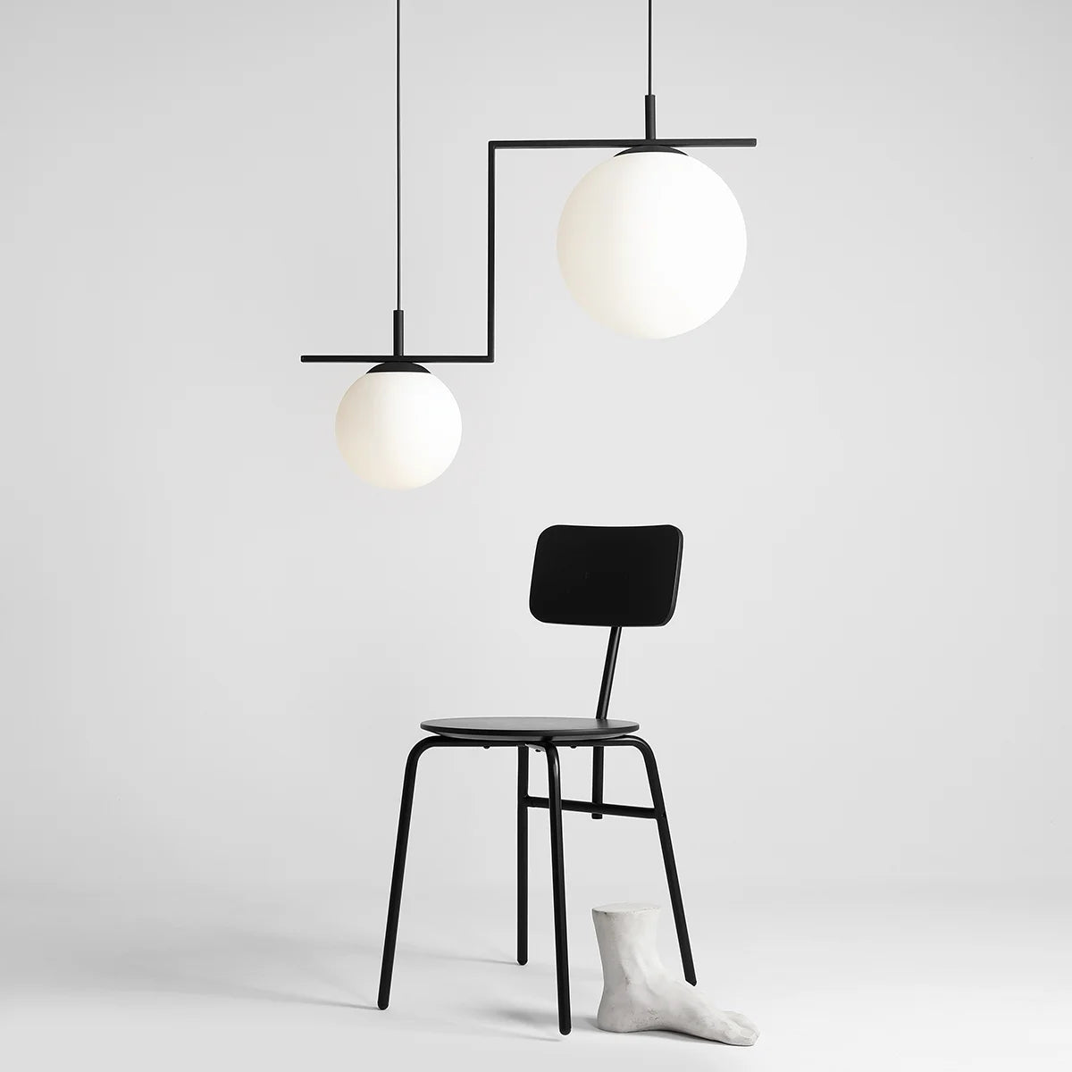 Produktbillede af Moma Loftlampe i sort metal og hvidt glas på tilbud i høj kvalitet
