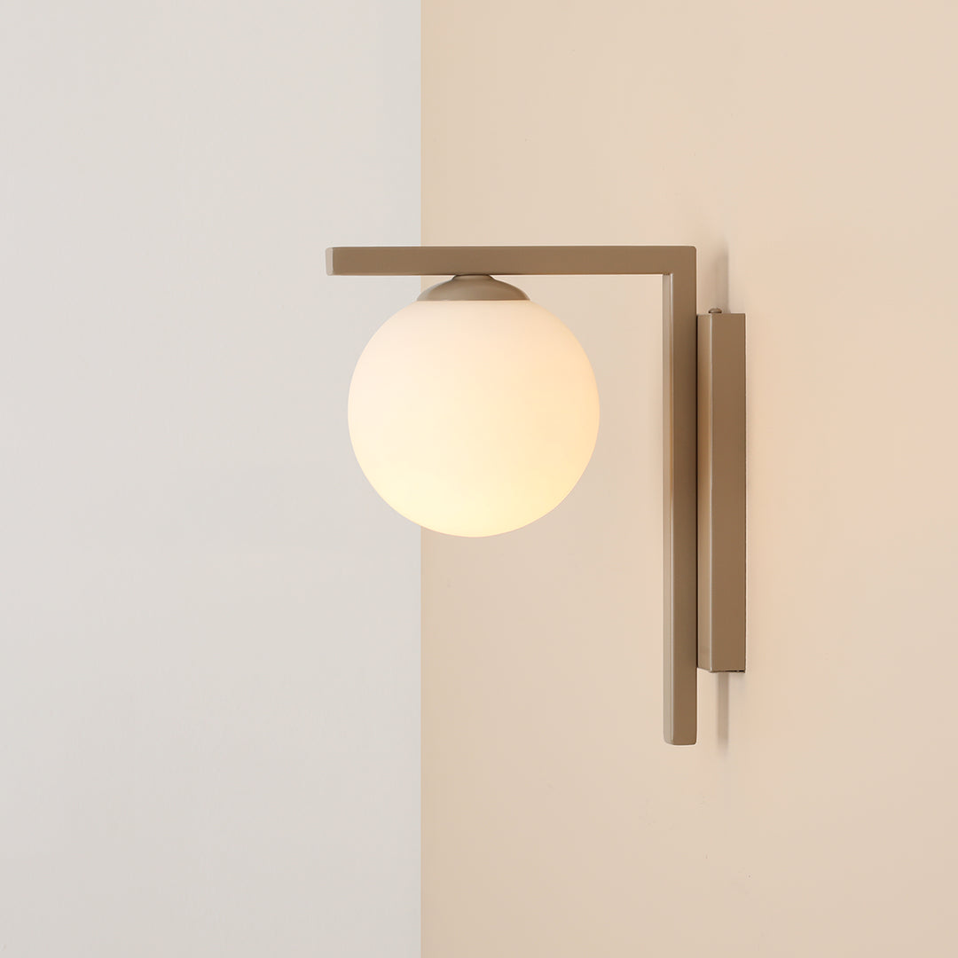 Produktbillede af Moma Væglampe i beige metal og hvidt glas på tilbud i høj kvalitet