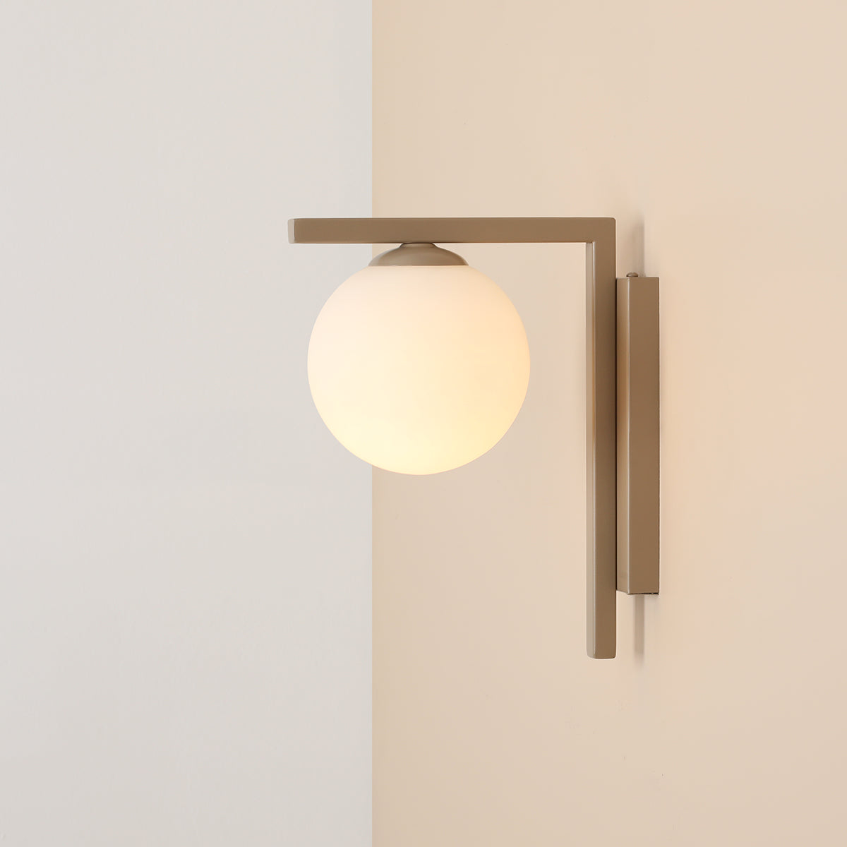 Produktbillede af Moma Væglampe i beige metal og hvidt glas på tilbud i høj kvalitet