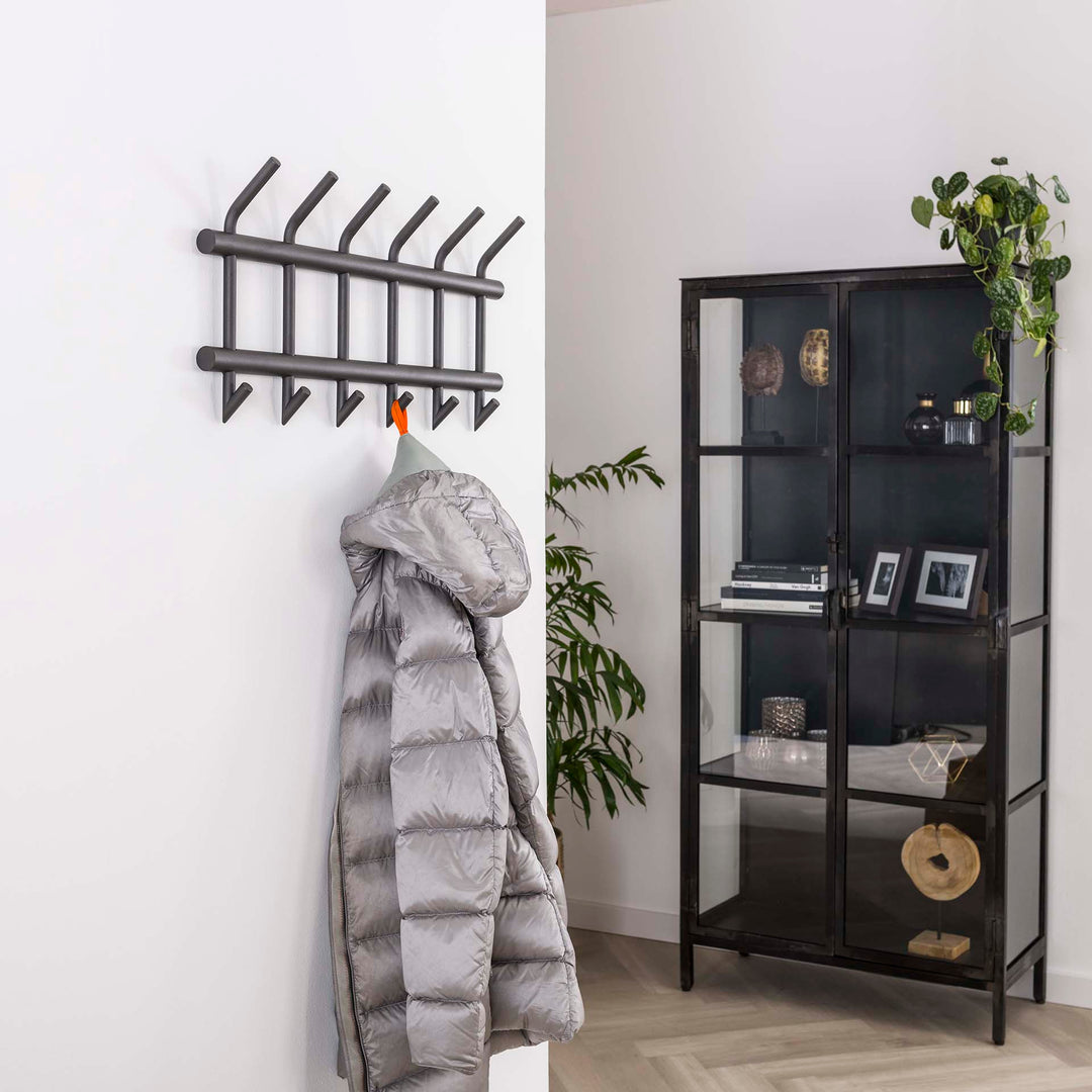 Produktbillede af Tubs Knagerække i mat grå stål otte knager og bredde 90 cm på tilbud i høj kvalitet