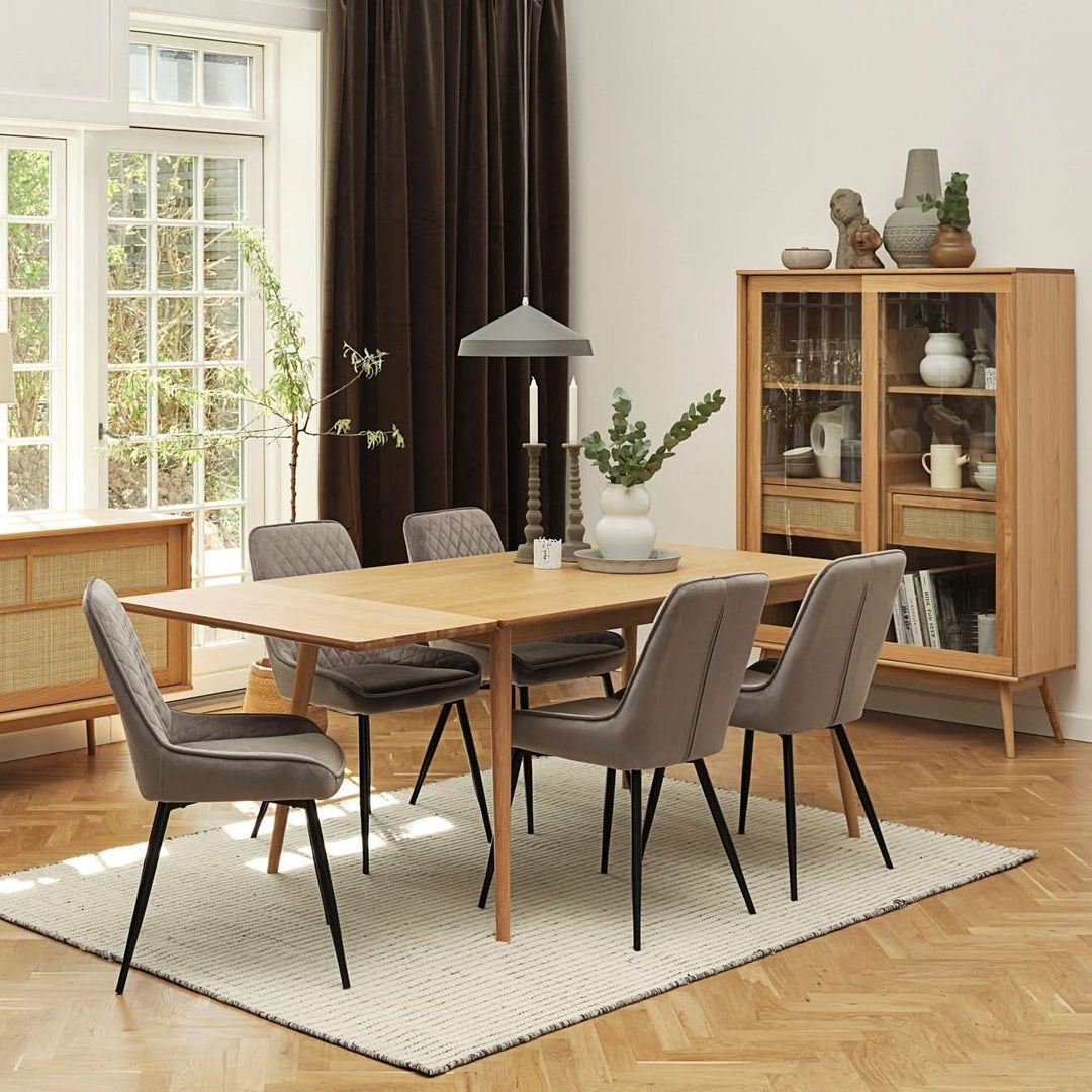 tilbud på Rota spisebord i eg, 90 x 150 cm. Billigt udsalg! Hurtig levering: 1-2 hverdage. Varenummer: 3NDC-4026-5872. På lager.