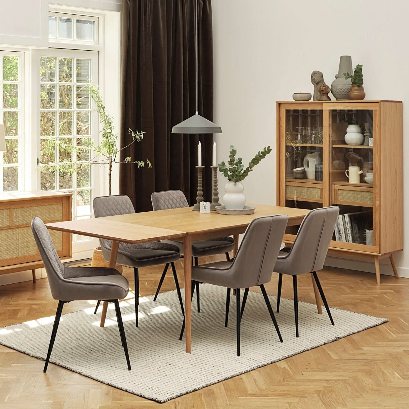 tilbud på Rota spisebord i eg, 90 x 150 cm. Billigt udsalg! Hurtig levering: 1-2 hverdage. Varenummer: 3NDC-4026-5872. På lager.