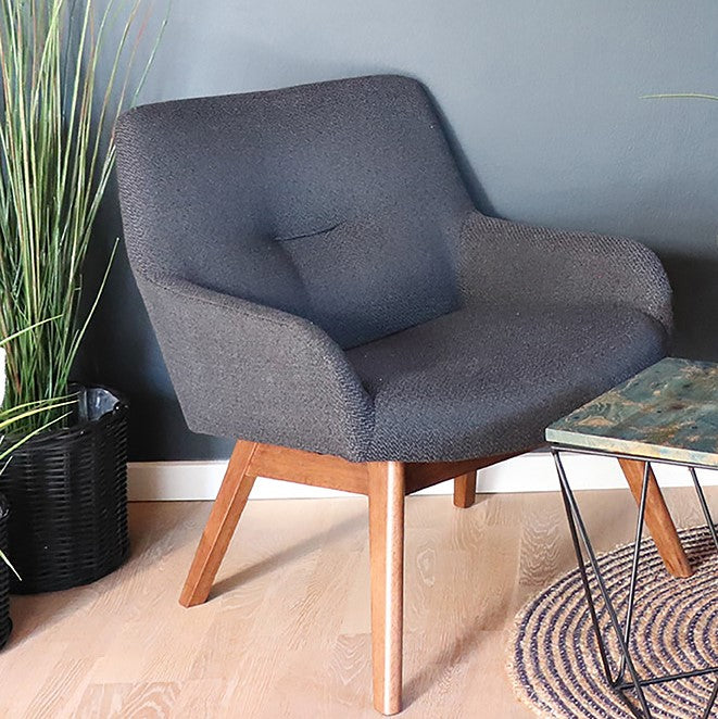 Produktbillede af Baley Lænestol i mørkegrå stof og ben i valnød på tilbud i høj kvalitet