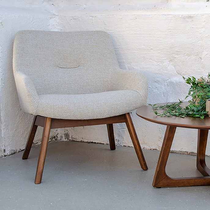 Produktbillede af Baley Lænestol i sandfarvet stof og ben i valnød på tilbud i høj kvalitet