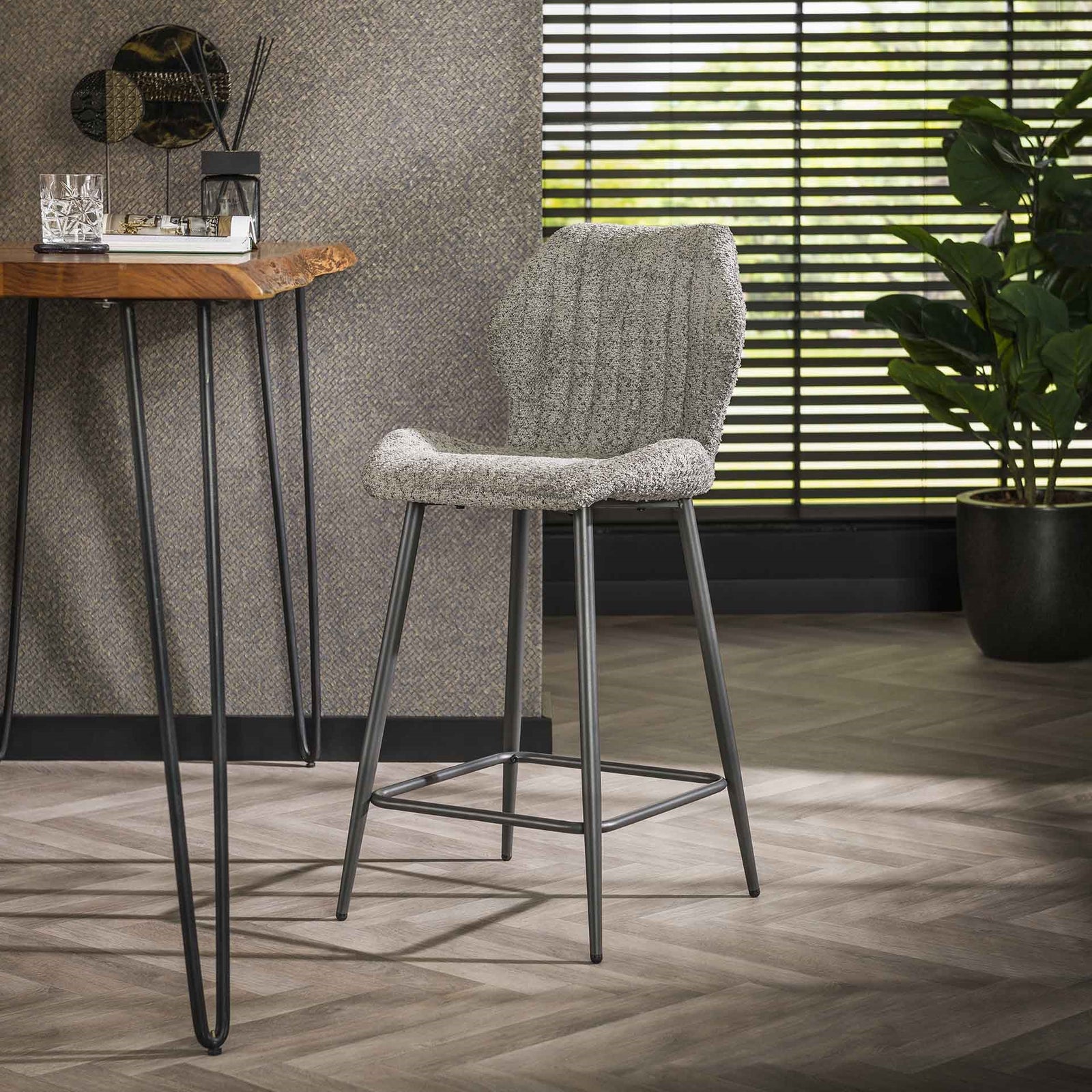 Produktbillede af Shape-Up 2 barstole i grå Bouclè stof på tilbud i høj kvalitet