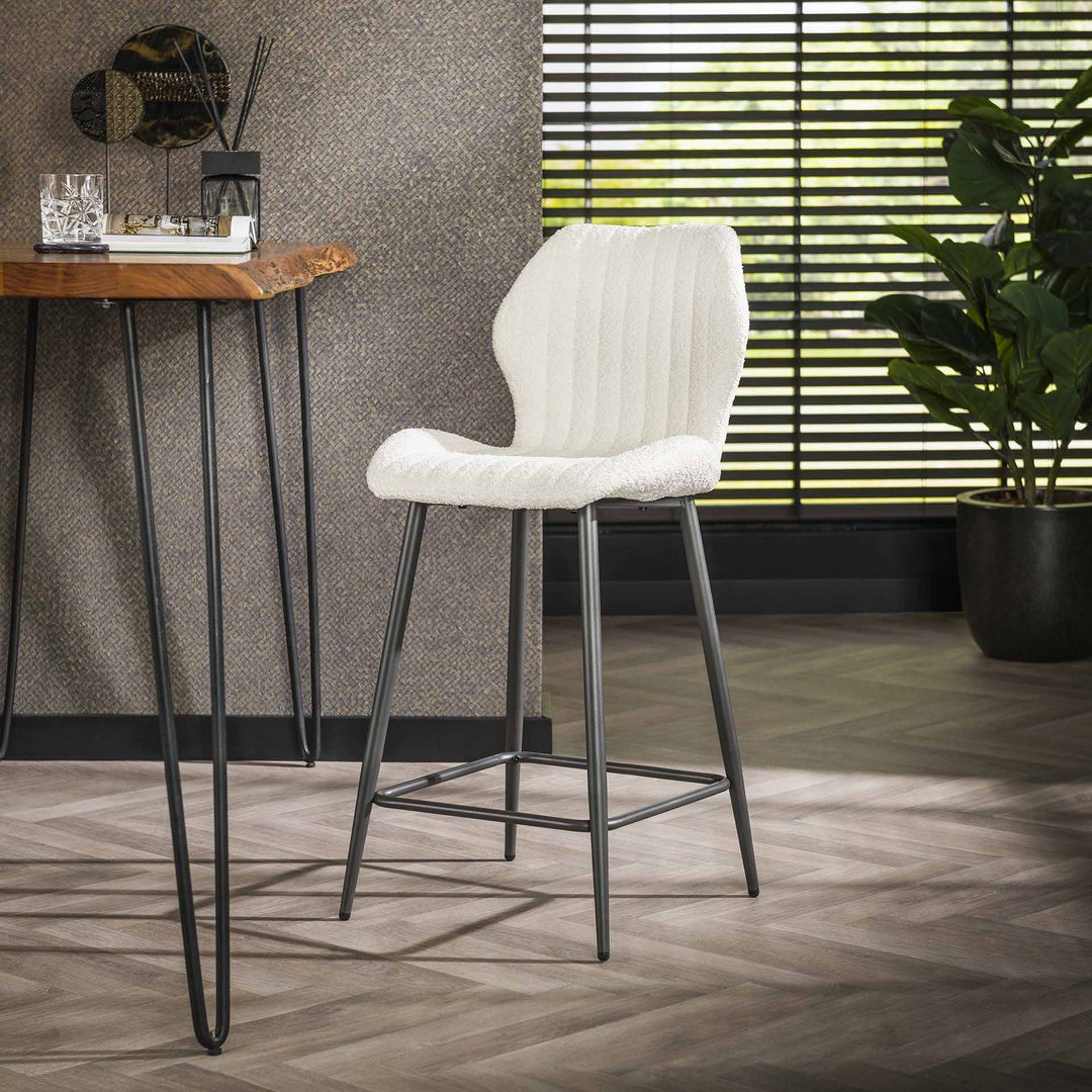 Produktbillede af Shape-Up 2 barstole i hvid Bouclè stof på tilbud i høj kvalitet