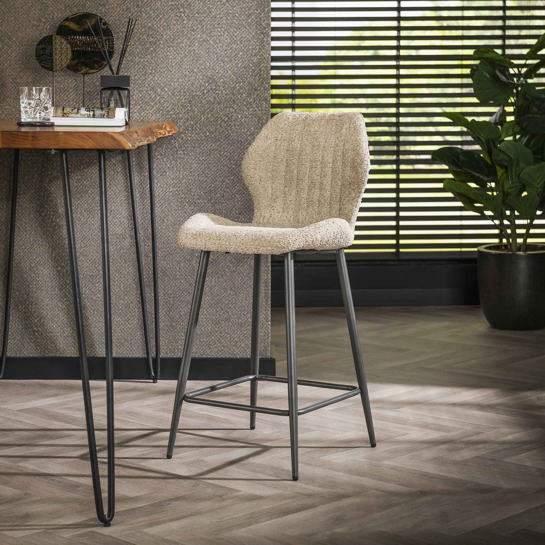Produktbillede af Shape-Up 2 barstole i sandfarvet Bouclè stof på tilbud i høj kvalitet