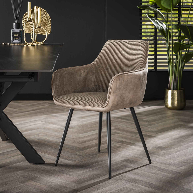 tilbud på 2 spisebordsstole i sandfarvet polyester! Billigt udsalg på 3-nordic. Køb online nu! Hurtig levering: 1-2 hverdage. Varenummer: 3NDC-5685. Spar op til 66%.