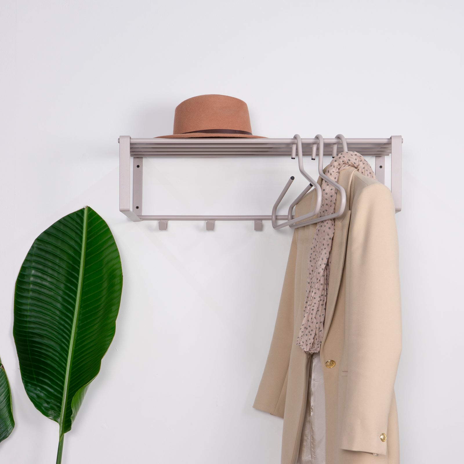 Produktbillede af Dinex Hattehylde i silky taupe farvet metal bredde 70 cm. på tilbud i høj kvalitet