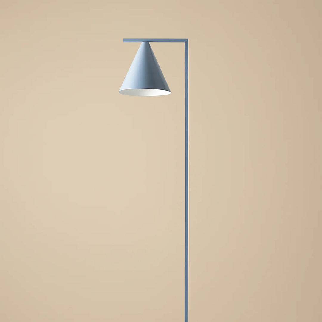 Produktbillede af Frigg- Gulvlampe i støvet blå metal på tilbud i høj kvalitet