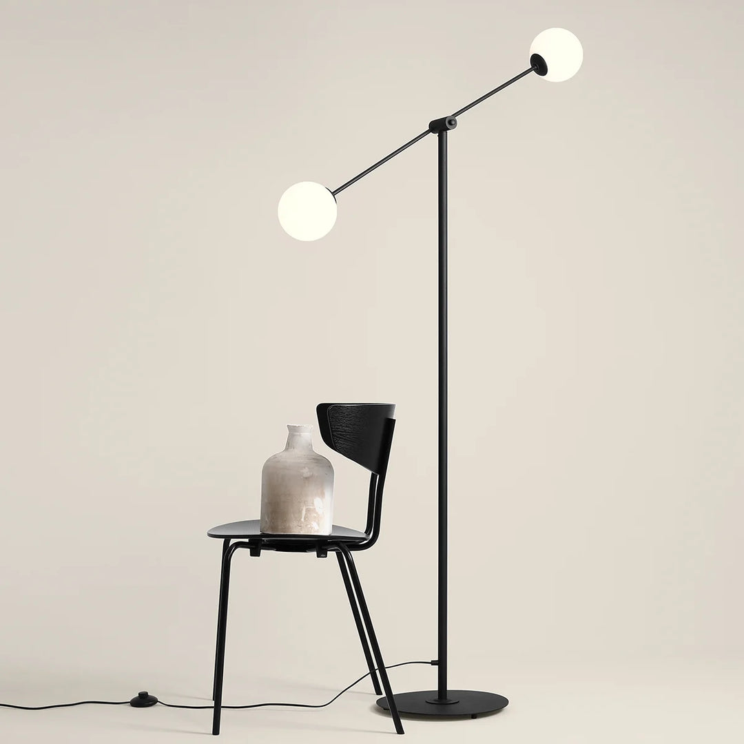 Produktbillede af Point Gulvlampe i sort metal og hvidt glas på tilbud i høj kvalitet