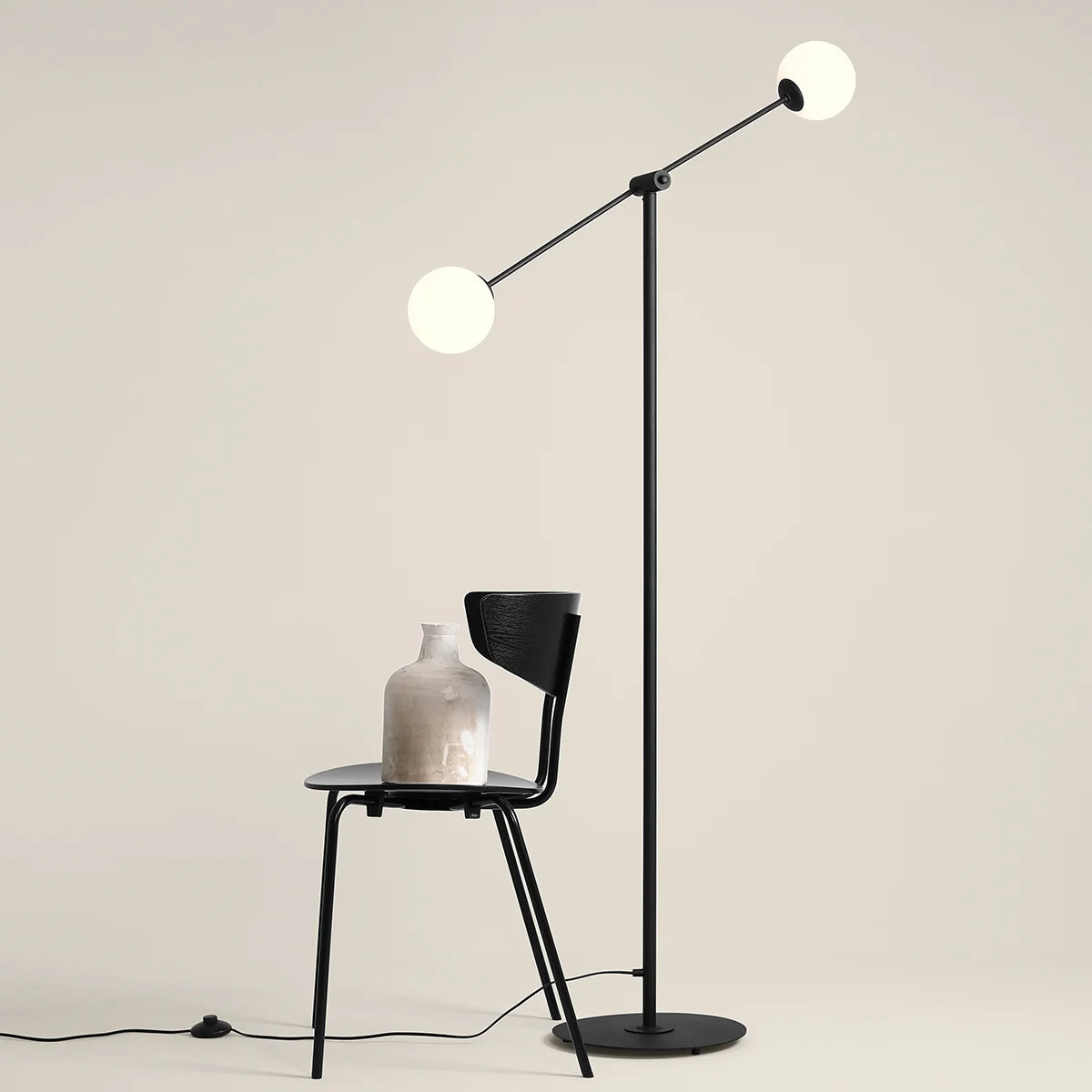 Produktbillede af Point Gulvlampe i sort metal og hvidt glas på tilbud i høj kvalitet