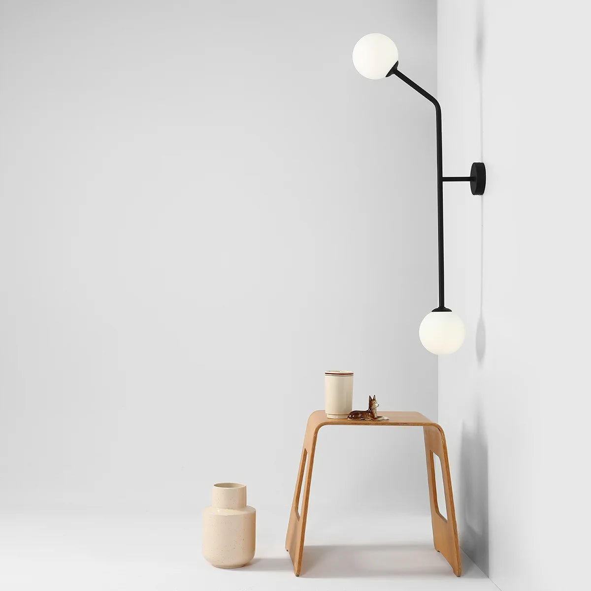 Produktbillede af Limelight Væglampe i sort metal og hvidt glas højde 99 cm på tilbud i høj kvalitet