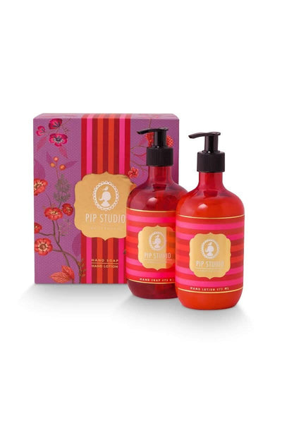 Se tilbud på Pip Studio Giftset Hand Soap & Hand Lotion Tea Leaves 2x475ml! Billigt udsalg, hurtig levering (1-2 hverdage) og billig fragt. Varenummer: CADEC-51.599.100. Spar op til 55%.