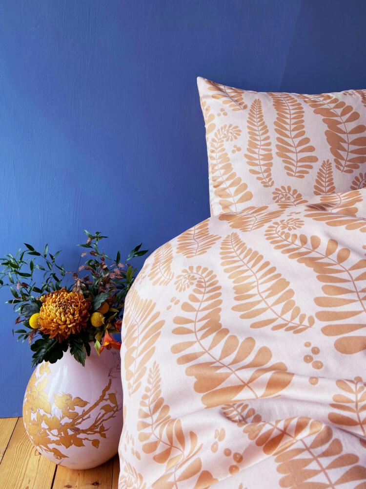 Produktbillede af Engholm Textiles Sengesæt Notes by Susanne Schjerning Fern Sweet 140x220 cm i premium kvalitet