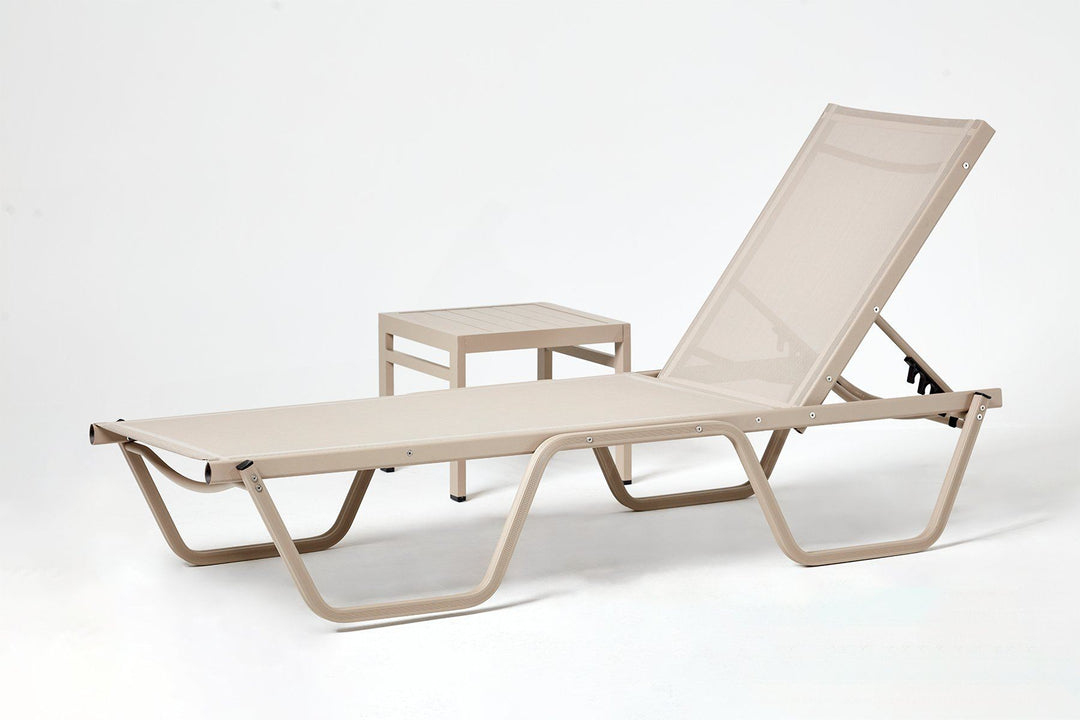 NORDVÄRK Asos udendørs solseng og sidebord beige vinylbelagt polyester og aluminium sæt med 2