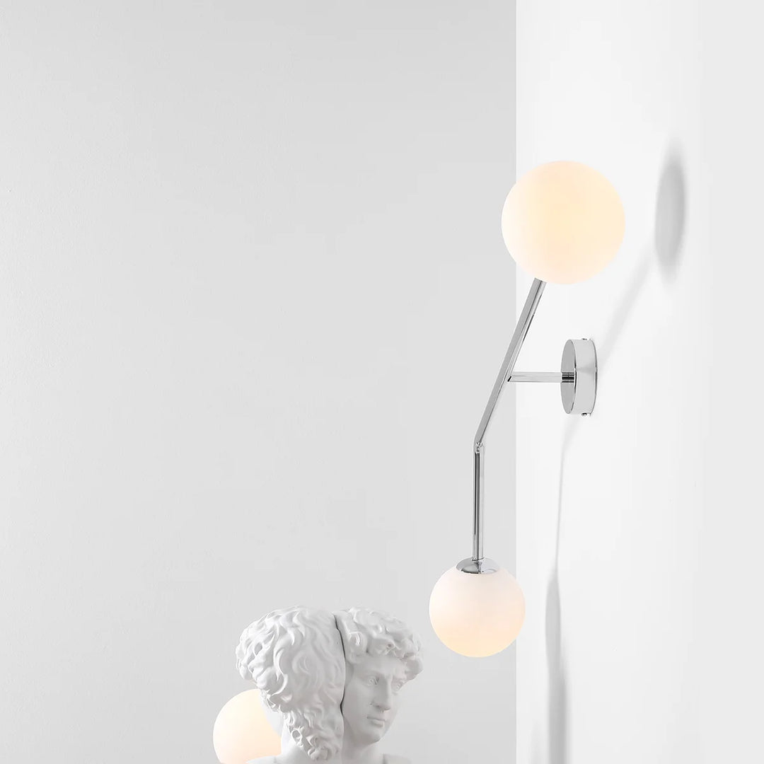Produktbillede af Limelight Væglampe i forkromet metal og hvidt glas bredde 97 cm på tilbud i høj kvalitet