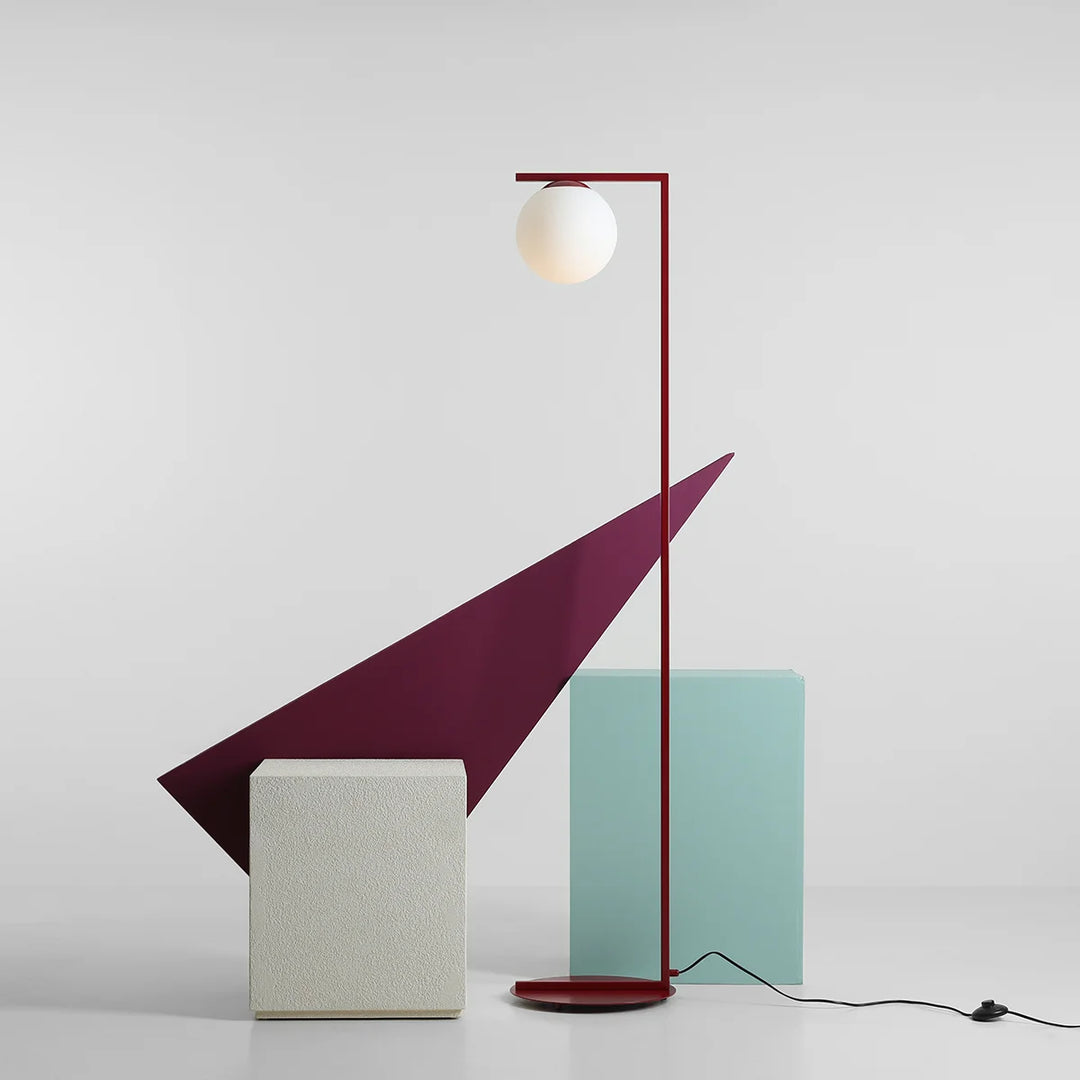 Produktbillede af Moma Gulvlampe i vinrød metal og hvidt glas på tilbud i høj kvalitet