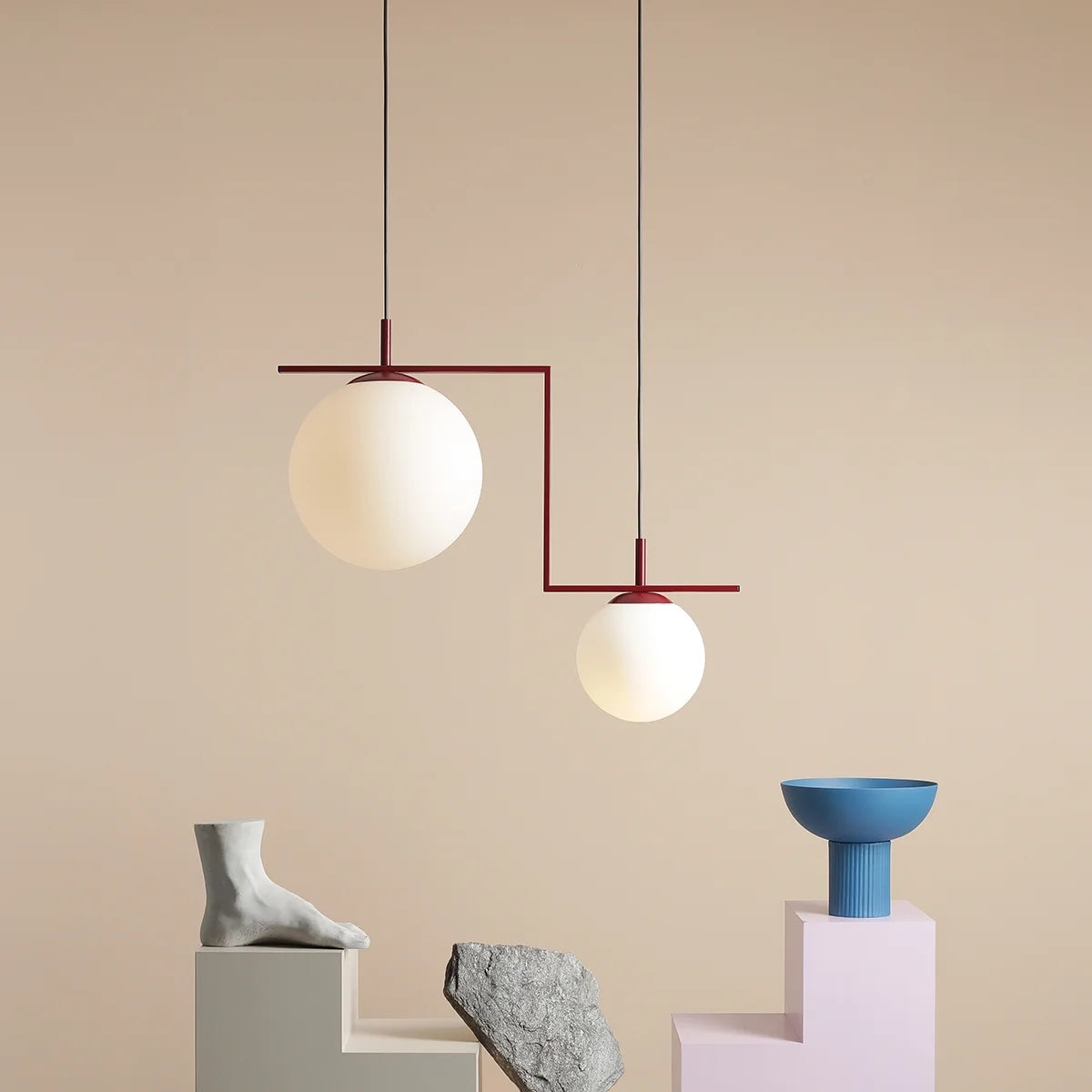 Produktbillede af Moma Loftlampe i vinrød metal og hvidt glas på tilbud i høj kvalitet